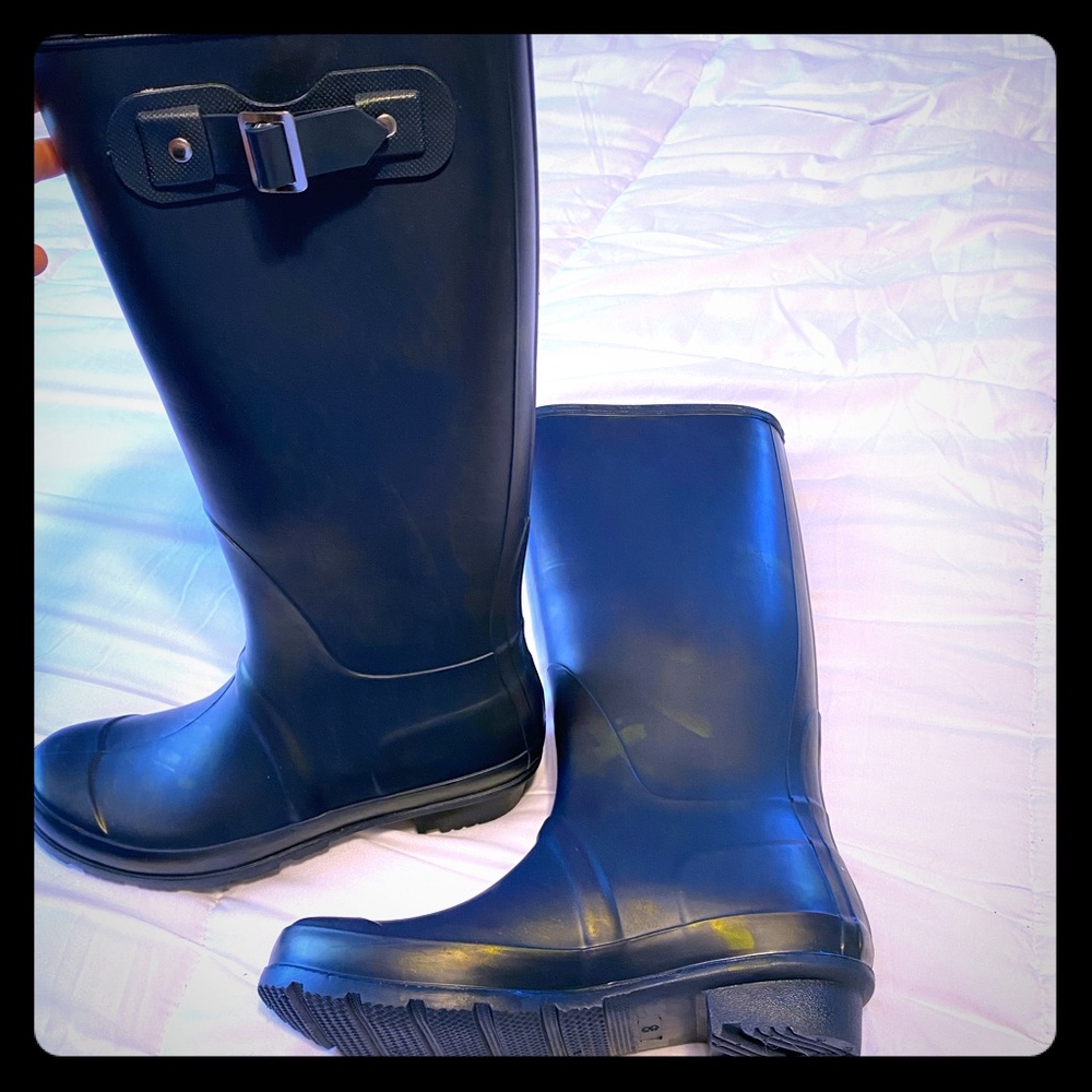 Never worn Women’s navy blue rubber rain boots